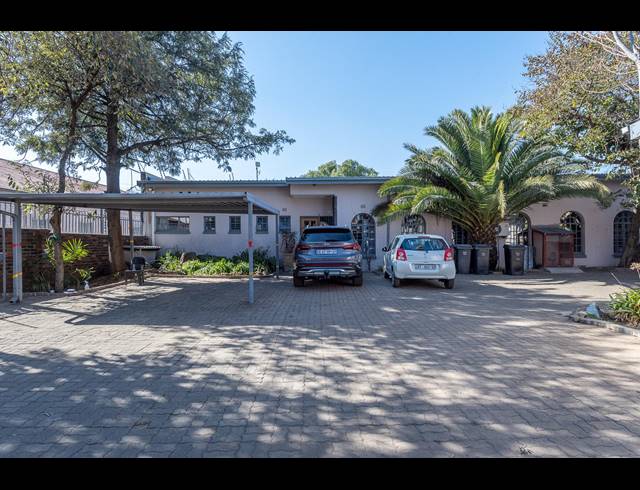1,200M² BUILDING FOR SALE IN VILLAGE MAIN